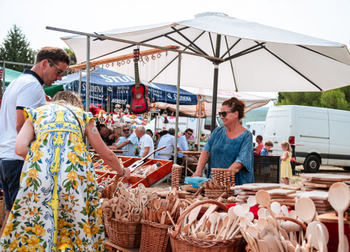 Fotografija 57 - FOTO Blagdan Velike Gospe u Vrpolju: Brojni vjernici okupili su se jutros na svečanom misnom slavlju
