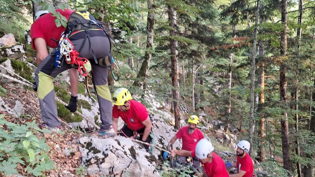 Tragedija na Velebitu: Žene quadom sletjele u provaliju, jedna je smrtno stradala, druga helikopterom prebačena u bolnicu