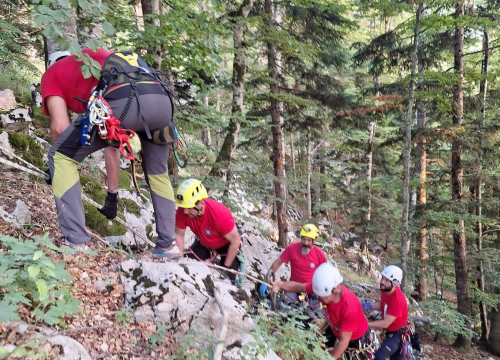 Tragedija na Velebitu: Žene quadom sletjele u provaliju, jedna je smrtno stradala, druga helikopterom prebačena u bolnicu