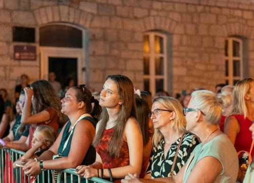 Fotografija 20 - Skitnica i ostali hitovi odjekivali vodičkom rivom: Nezaboravna večer s Jasnom Zlokić