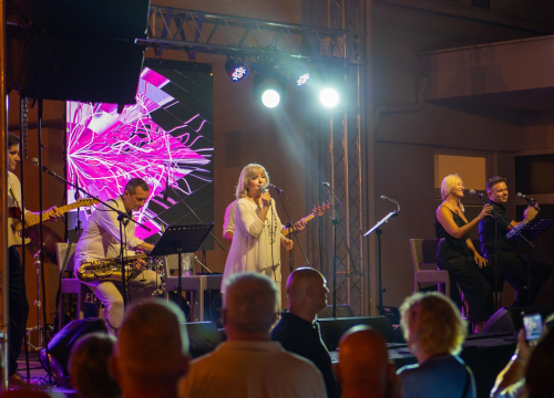 Fotografija 11 - Skitnica i ostali hitovi odjekivali vodičkom rivom: Nezaboravna večer s Jasnom Zlokić