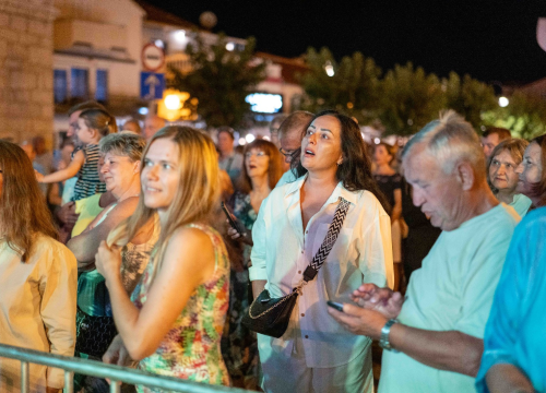 Fotografija 8 - Skitnica i ostali hitovi odjekivali vodičkom rivom: Nezaboravna večer s Jasnom Zlokić