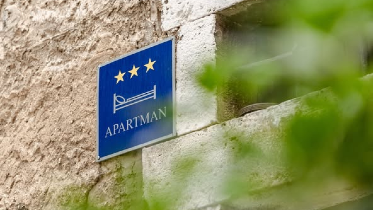 Apartmani u srpnju imali 300 tisuća noćenja manje nego lani, hotelima brojke rastu