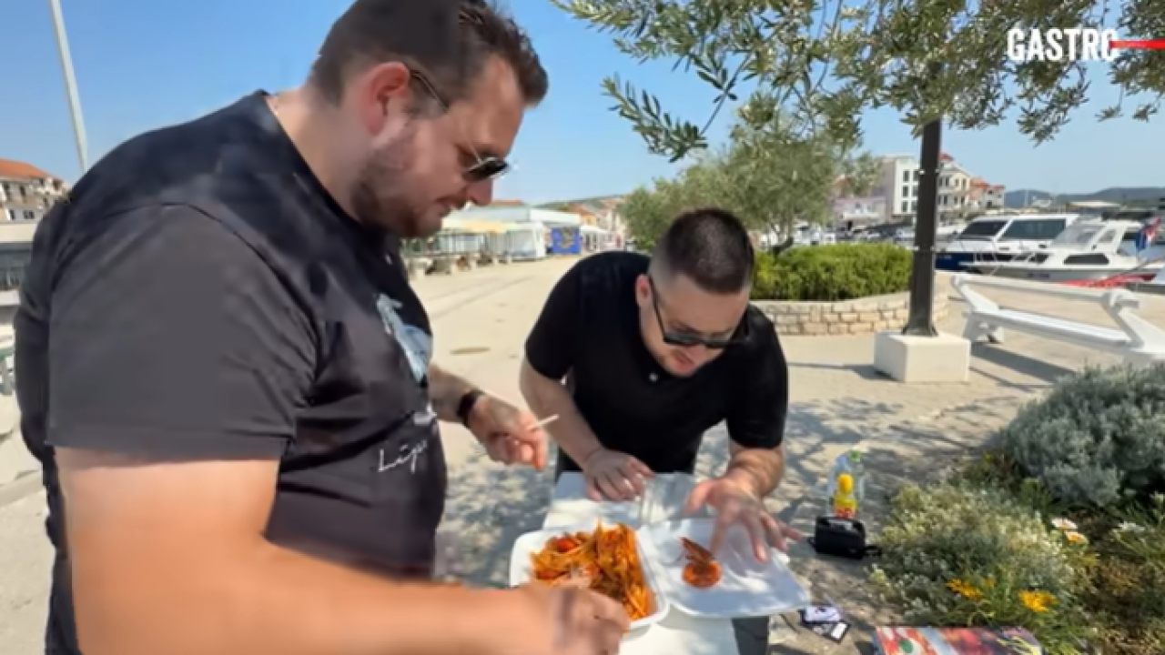 Popularni youtuberi kušali hranu iz pirovačkog restorana koji je slavu stekao zbog prostačkih odgovora na negativne recenzije