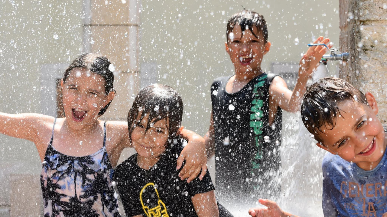 Prvi u Hrvatskoj: Dok roditelji rade, bake i djedovi čuvaju djecu i dobivaju naknadu