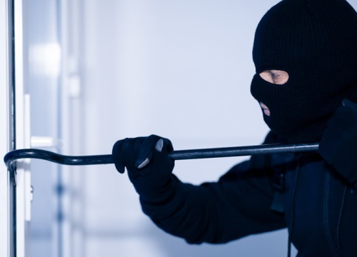 Četiri osobe sudjelovale u teškoj krađi u Šibeniku: Provalili u stan i ukrali više komada nakita i novac