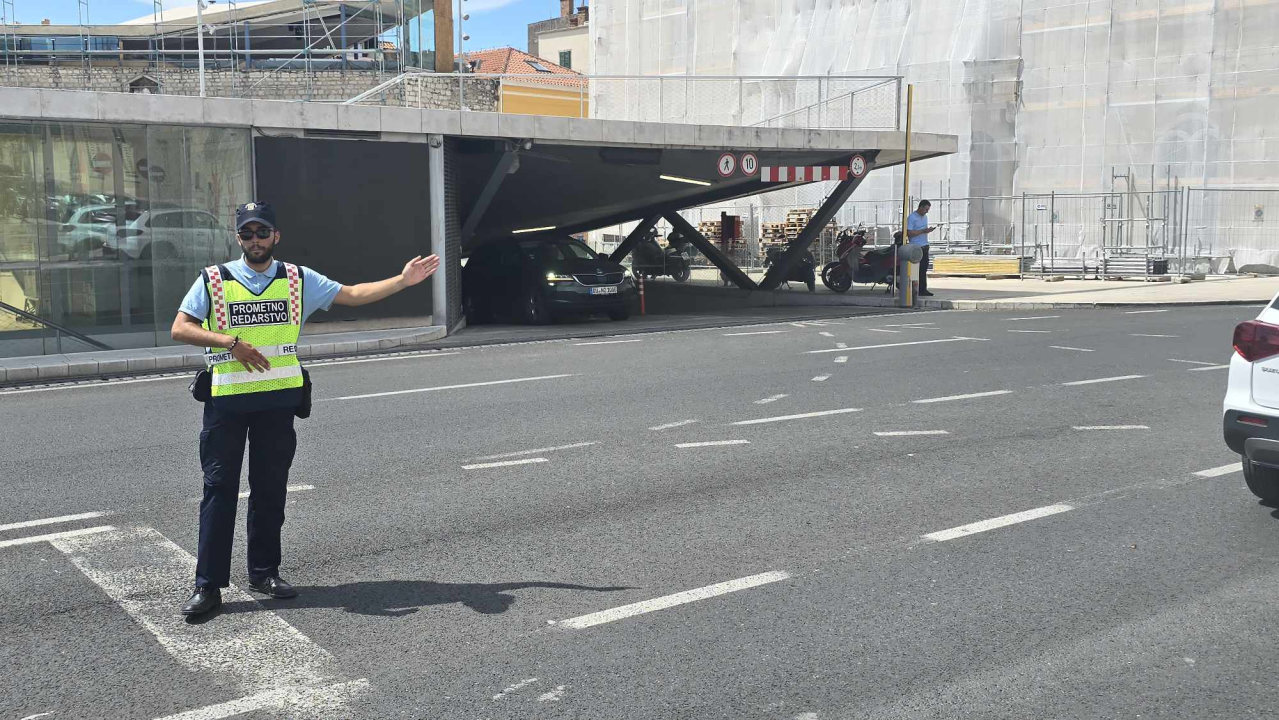 FOTO Prometni redar izašao spasiti stvar na kritičnoj točki u centru Šibenika