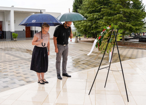 Na Kvanju položeni vijenci i zapaljene svijeće u spomen na sve žrtve totalitarnih i autoritarnih režima