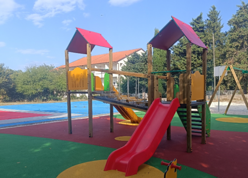 Djeca u Oklaju dobila moderno igralište