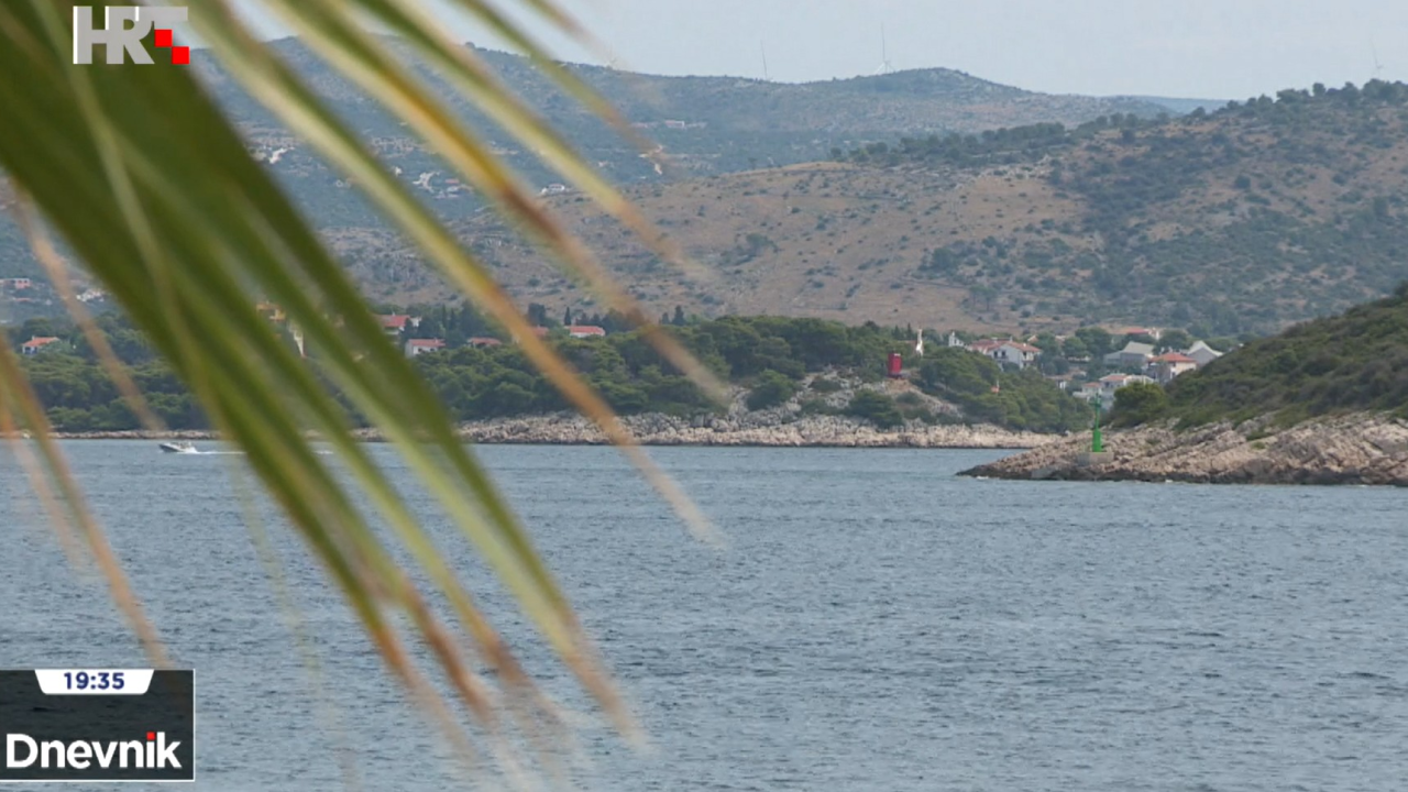 Smokvica Vela, rajski otok kod Rogoznice, zapušten i uništen čeka svoje bolje dane