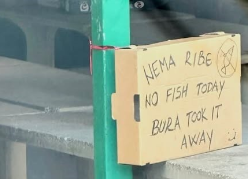 Na betinskoj ribarnici kupce dočekalo konkretno objašnjenje. More zadržalo ulov, ribarima ostao humor