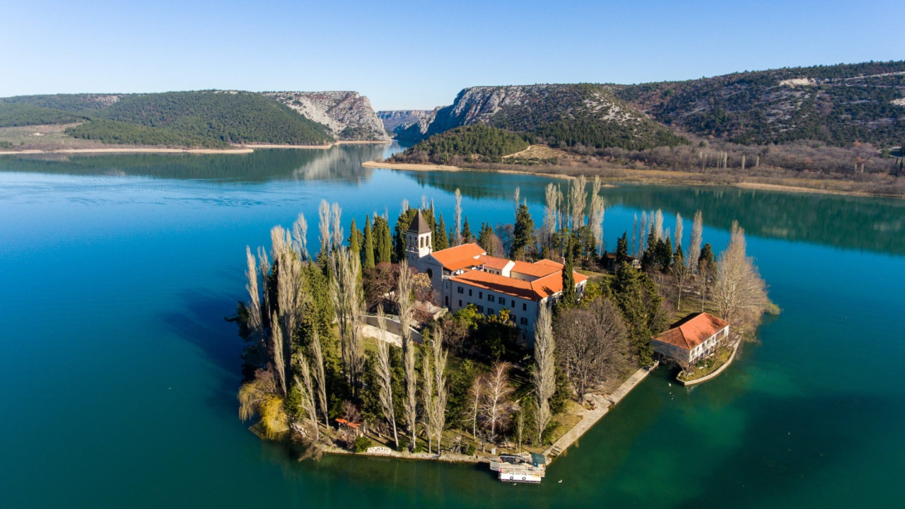 Visovac – Gospin otok duhovnosti i tišine u srcu Krke