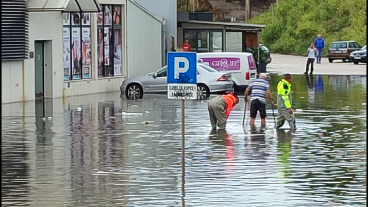 Kaos zbog nevremena: Obilna kiša potopila autocestu, došlo do odrona stijene, Metković pod vodom