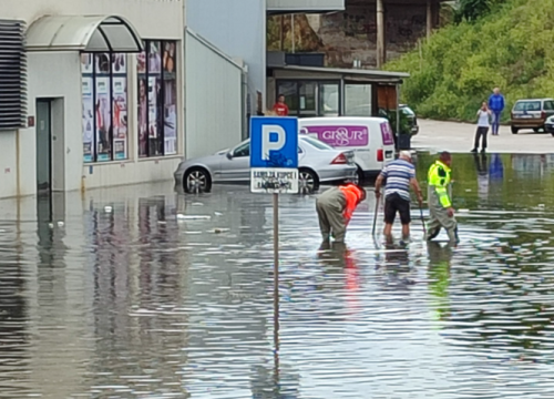 Kaos zbog nevremena: Obilna kiša potopila autocestu, došlo do odrona stijene, Metković pod vodom