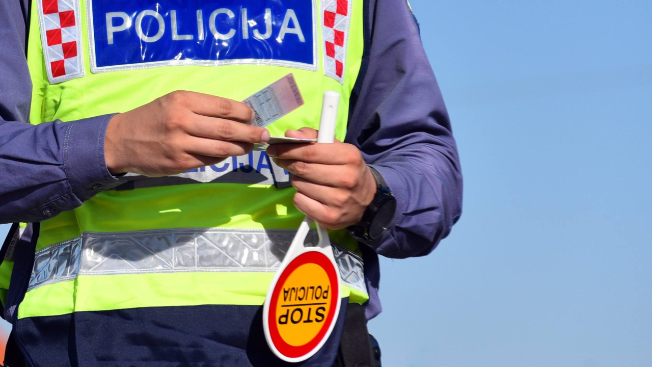 Vozač kombija prošao kroz crveno u Šibeniku, imao 1,65 promila