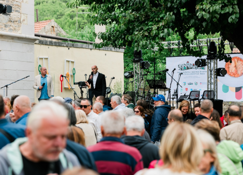 Rapsodija mirisa, okusa i pjesme:  Skradin vas poziva na 2. Festival rižota i načina života