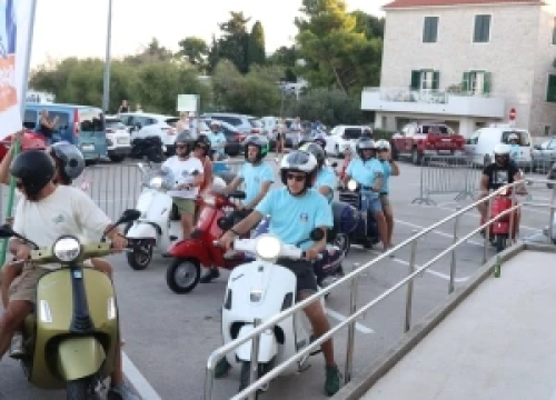 Fotografija 4 - Osnovan vodički Vespa klub: 80 vespaša u defileu kroz Vodice, Srimu i Tribunj