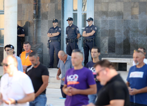 Molitelji ponovno u centru Šibenika – ovaj put pod nadzorom policije