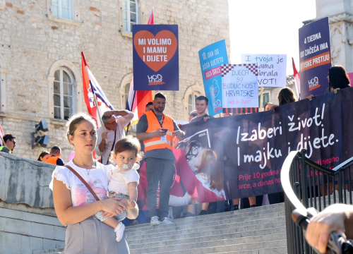 Fotografija 3 - Prvi 'Hod za život' održan u Šibeniku: Od katedrale preko rive do Poljane