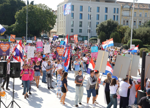 Fotografija 4 - Prvi 'Hod za život' održan u Šibeniku: Od katedrale preko rive do Poljane