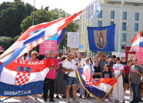 Fotografija 1 - Prvi 'Hod za život' održan u Šibeniku: Od katedrale preko rive do Poljane