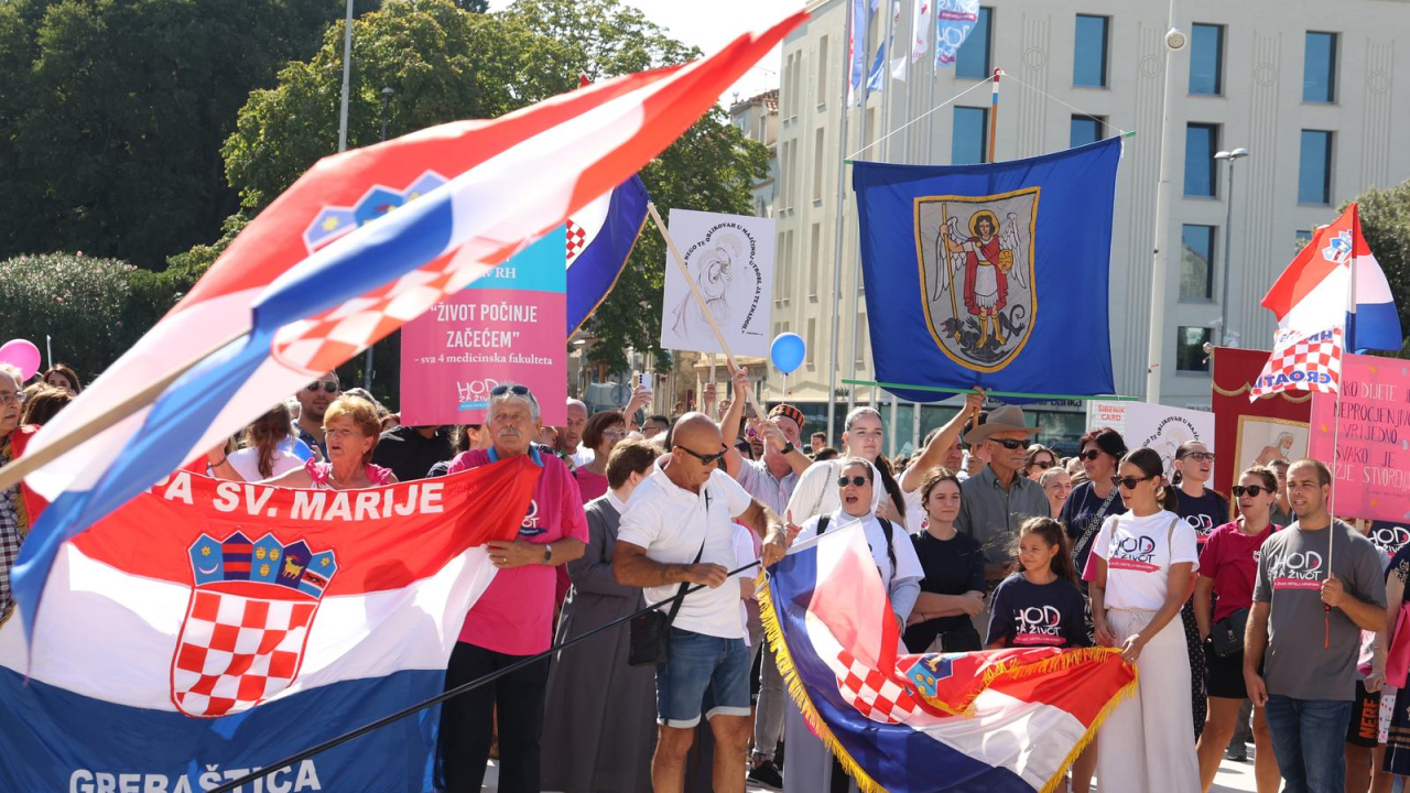 Prvi 'Hod za život' održan u Šibeniku: Od katedrale preko rive do Poljane