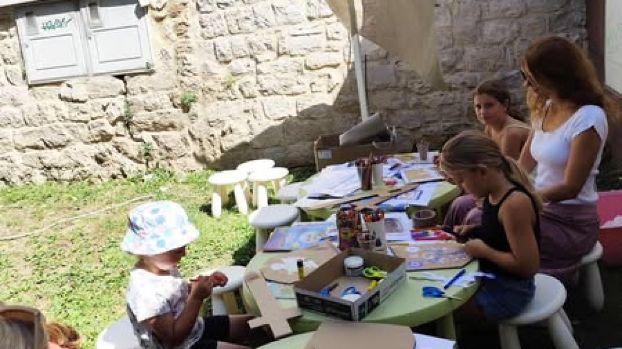 Viteški duh u Šibeniku: Mališani izrađivali mačeve i štitove ispred šibenskog Muzeja