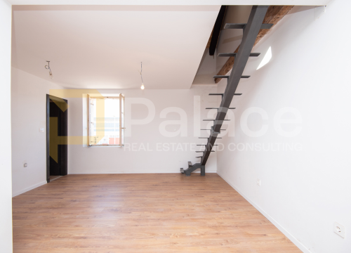 Palace predstavlja kompletno renoviran dvoetažni stan u Šibeniku