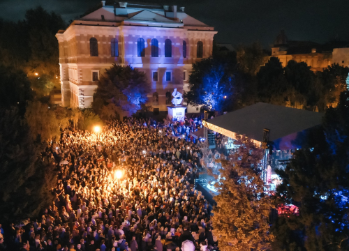 Strossmayerov trg ispunjen pjesmom, emocijama i sjećanjima na Gabi, Matiju i Arsena