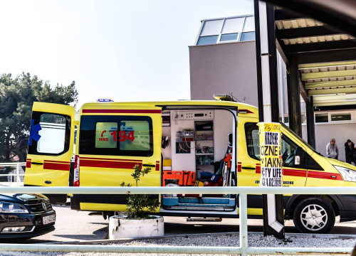 Francuskinja (24) neoprezno prelazila cestu u Skradinu, udario ju je tricikl i teško ozlijedio