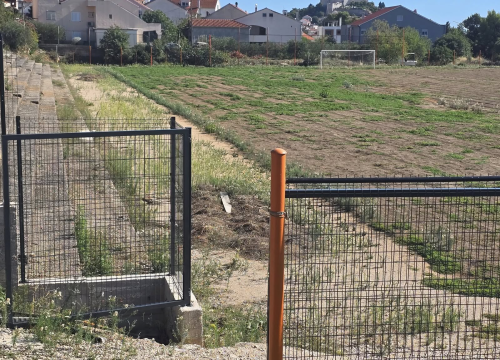 Fotografija 4 - FOTO Igralište Metalca opet obraslo u korov, dok mladi nogometaši čekaju svoj dom