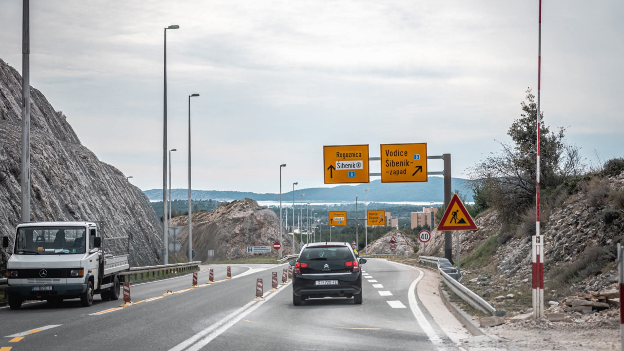 Mijenjaju se svi prometni znakovi na cestama na području Šibenika