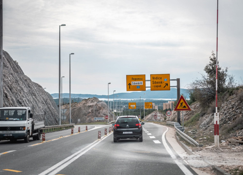 Mijenjaju se svi prometni znakovi na cestama na području Šibenika