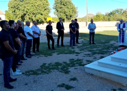 Fotografija 2 - FOTO Odana počast poginulim braniteljima iz Unešića, Mirlović Zagore i Pakova Sela