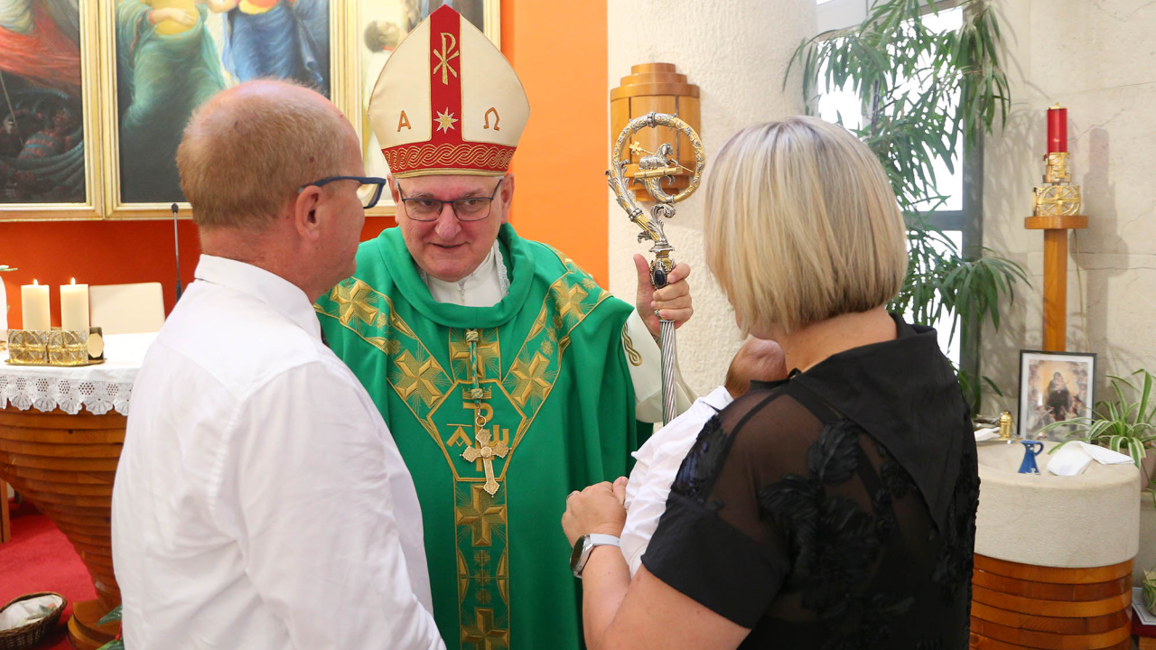 Biskup Rogić podijelio sakrament krštenja osmom djetetu obitelji Peran