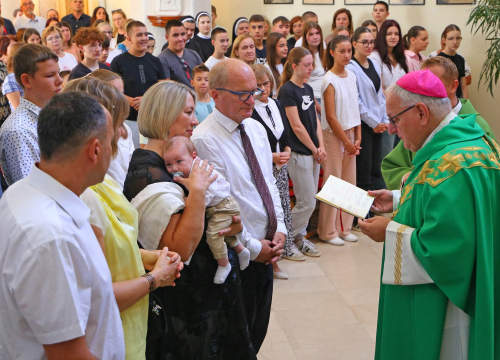 Fotografija 5 - Biskup Rogić podijelio sakrament krštenja osmom djetetu obitelji Peran