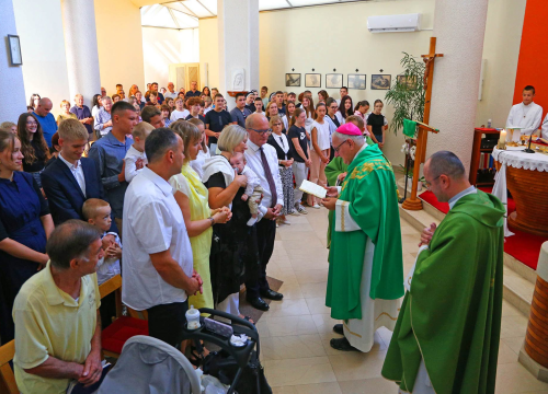 Fotografija 4 - Biskup Rogić podijelio sakrament krštenja osmom djetetu obitelji Peran