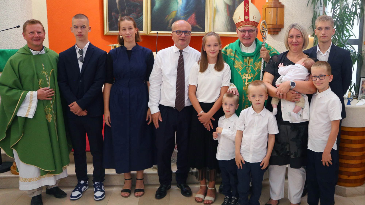 Biskup Rogić podijelio sakrament krštenja osmom djetetu obitelji Peran