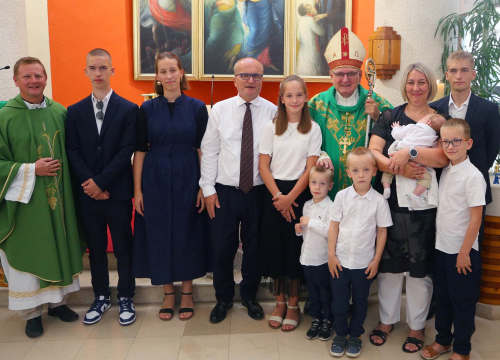 Fotografija 1 - Biskup Rogić podijelio sakrament krštenja osmom djetetu obitelji Peran