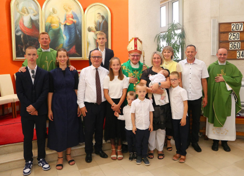Fotografija 2 - Biskup Rogić podijelio sakrament krštenja osmom djetetu obitelji Peran