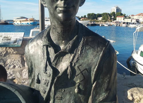 Fotografija 10 - Sramotan čin vandalizma na spomeniku vodičkoj tradiciji