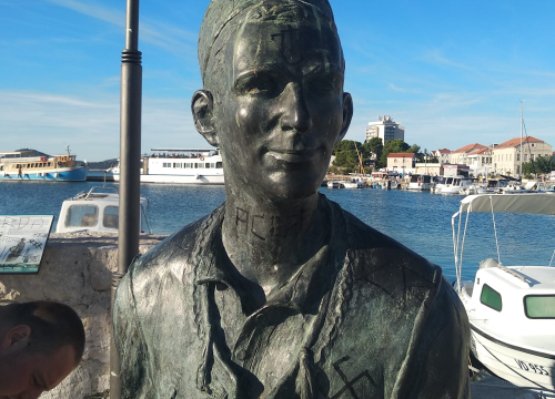 Fotografija 5 - Sramotan čin vandalizma na spomeniku vodičkoj tradiciji