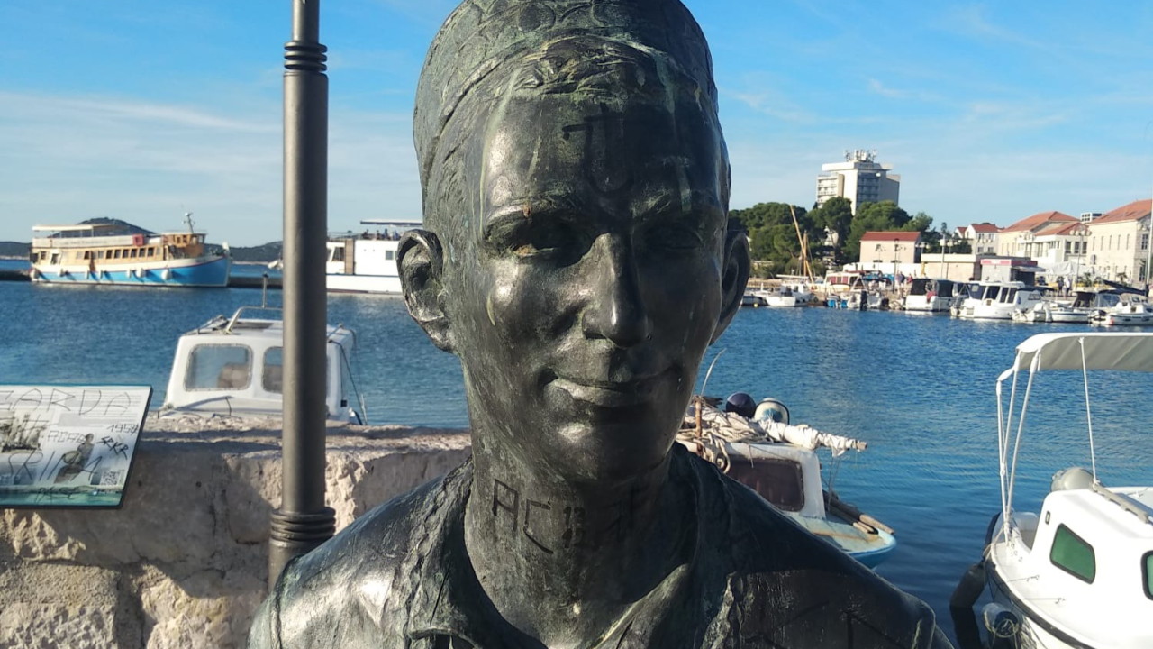 Sramotan čin vandalizma na spomeniku vodičkoj tradiciji