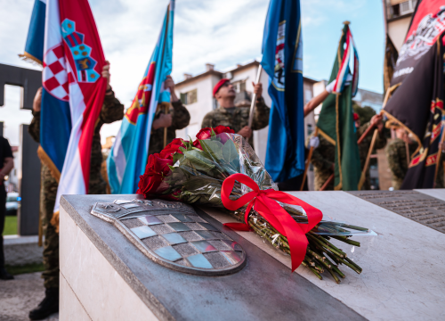 Fotografija 25 - Polaganjem vijenaca, komemoracijom, mimohodom i bakljadom obilježen 34. spomendan Rujanskog rata