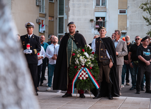 Fotografija 27 - Polaganjem vijenaca, komemoracijom, mimohodom i bakljadom obilježen 34. spomendan Rujanskog rata