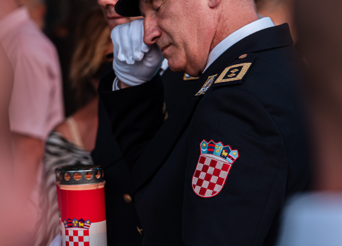 Fotografija 6 - Polaganjem vijenaca, komemoracijom, mimohodom i bakljadom obilježen 34. spomendan Rujanskog rata