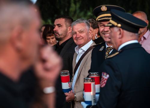 Fotografija 4 - Polaganjem vijenaca, komemoracijom, mimohodom i bakljadom obilježen 34. spomendan Rujanskog rata