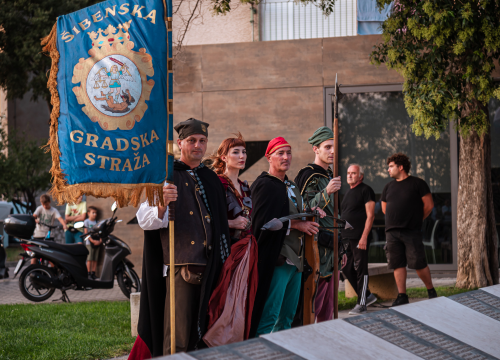 Fotografija 39 - Polaganjem vijenaca, komemoracijom, mimohodom i bakljadom obilježen 34. spomendan Rujanskog rata