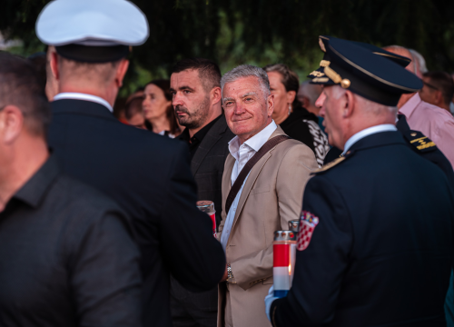 Fotografija 2 - Polaganjem vijenaca, komemoracijom, mimohodom i bakljadom obilježen 34. spomendan Rujanskog rata