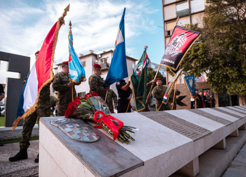 Fotografija 36 - Polaganjem vijenaca, komemoracijom, mimohodom i bakljadom obilježen 34. spomendan Rujanskog rata